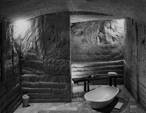 Waschzelle, Le Grotte della Cività, Höhlenhotel, Matera, Italien, in: Bauwelt 9.11 In Historie beherbergt.